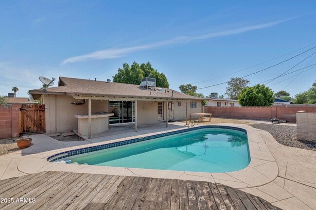 property at 1128 E Broadmor Dr