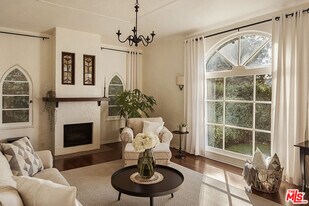 830 N Gardner St in Los Angeles, CA - Building Photo