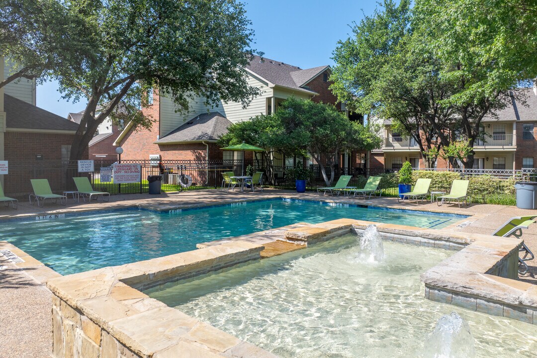 Forest Park Apartments in Bedford, TX - Building Photo