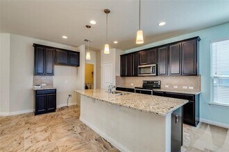 16016 Canberra Trail in Austin, TX - Foto de edificio - Building Photo