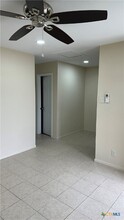 1231 N LBJ Dr in San Marcos, TX - Foto de edificio - Building Photo
