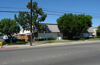 Tudor Village in El Cajon, CA - Foto de edificio - Building Photo