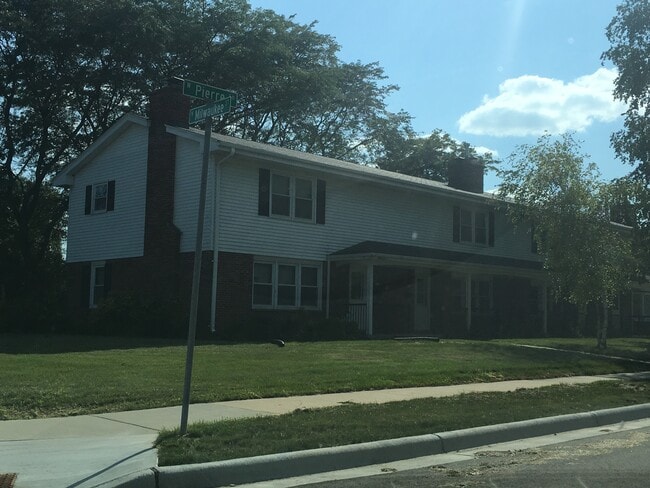 201 W Pierre Ln, Unit 201 in Port Washington, WI - Building Photo - Building Photo