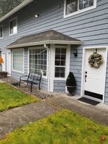 207 View Rd in Steilacoom, WA - Building Photo