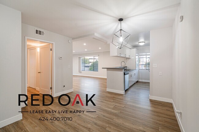 property at 121 N Hamilton Dr