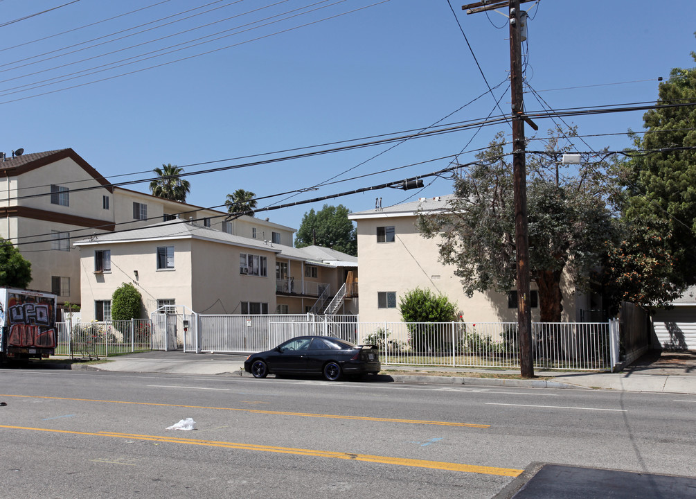 6537-6543 Woodley Ave in Van Nuys, CA - Building Photo