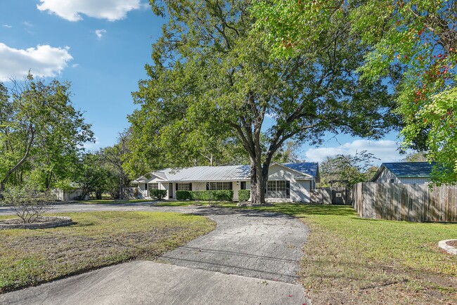 310 Rosewood Ave in Boerne, TX - Building Photo - Building Photo