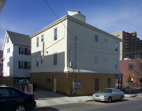 337 Columbia St in Fall River, MA - Foto de edificio - Building Photo