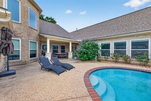 15106 Dawnbrook Dr in Houston, TX - Building Photo