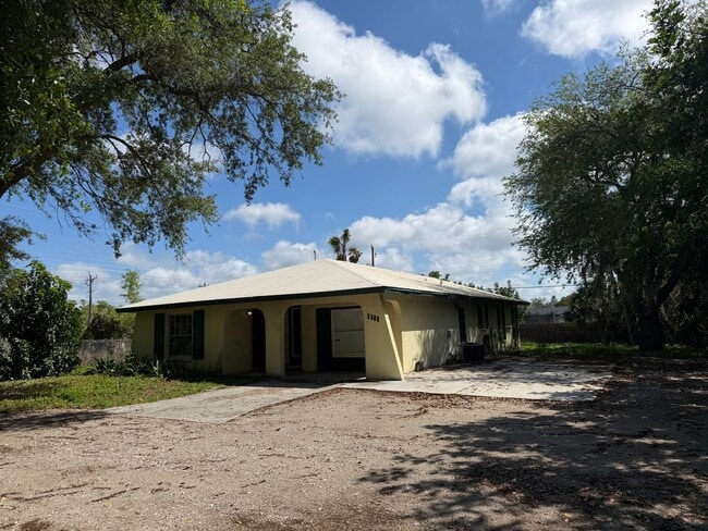 2208 N Lockwood Ridge Rd in Sarasota, FL - Building Photo - Building Photo