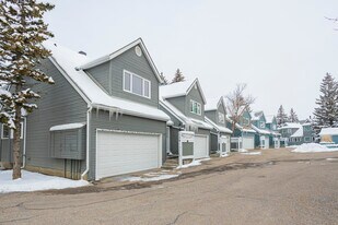 300 Edgedale Dr NW in Calgary, AB - Building Photo