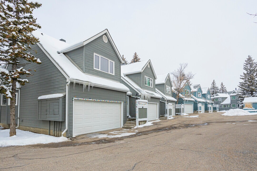 300 Edgedale Dr NW in Calgary, AB - Building Photo
