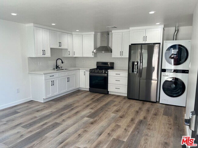 property at 7718 N Glenoaks Blvd