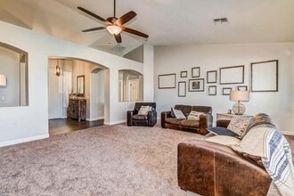 32810 N 40th Pl in Cave Creek, AZ - Foto de edificio - Building Photo