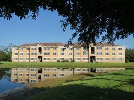 Carolina Club Apartments in Daytona Beach, FL - Building Photo