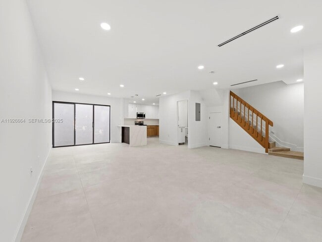 6885 NW 169th St in Hialeah, FL - Building Photo - Building Photo