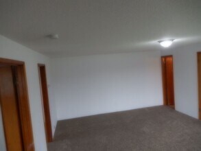 817 5th St SW in Puyallup, WA - Foto de edificio - Building Photo