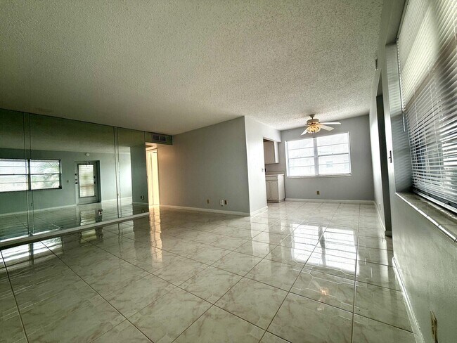 117 Chatham E in West Palm Beach, FL - Building Photo - Building Photo