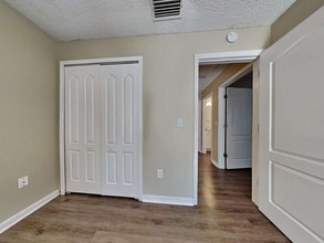 1290 Tuxford Dr in Brandon, FL - Building Photo - Building Photo
