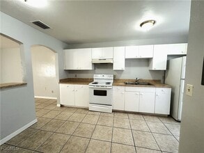 3120 Economy St, Unit B in Ft. Myers, FL - Foto de edificio - Building Photo