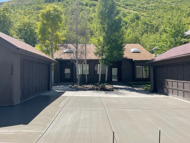 property at 3838 E Sunnydale Ln