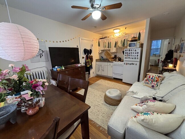 34 Myrtle St, Unit D in Boston, MA - Foto de edificio - Building Photo