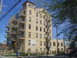 The Ocean Villa in Rockaway Park, NY - Foto de edificio - Building Photo