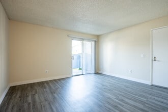 Park Club Apartments in Rohnert Park, CA - Building Photo - Interior Photo