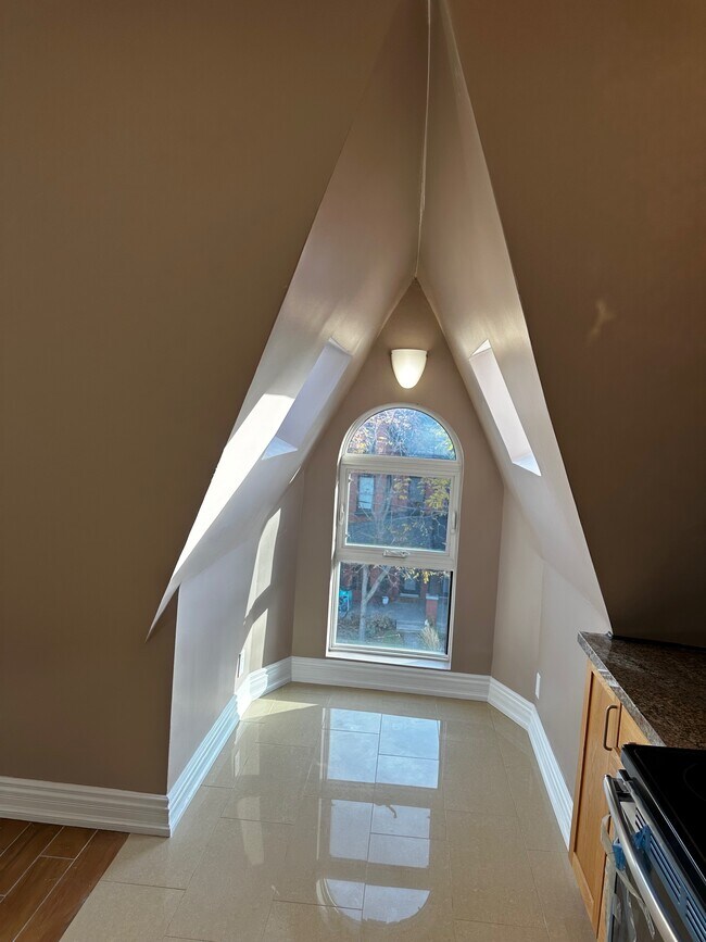 90 Beaconsfield Ave in Toronto, ON - Building Photo - Building Photo