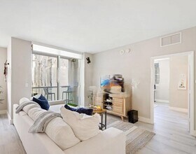 253 NE 2nd St, Unit 2202 in Miami, FL - Building Photo - Building Photo