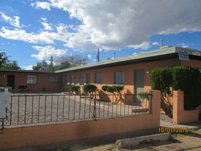 1027 Truman St SE in Albuquerque, NM - Foto de edificio - Building Photo