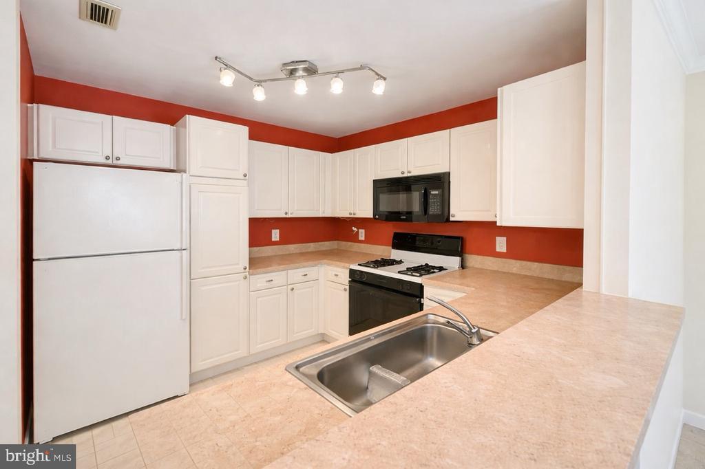 5575 Seminary Rd in Falls Church, VA - Building Photo