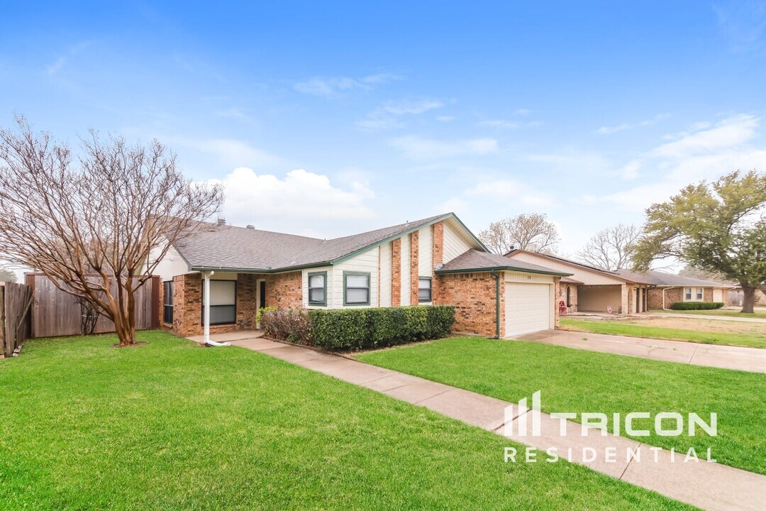 3521 Kirby Creek Dr in Grand Prairie, TX - Building Photo