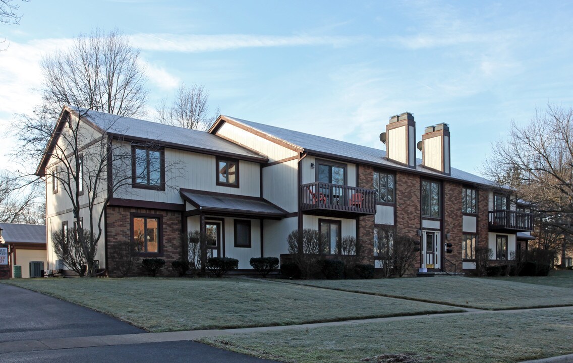 6621 Kingsbridge Dr in Sylvania, OH - Foto de edificio