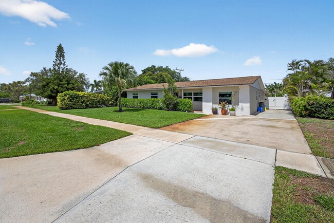 704 Juniper Dr in North Palm Beach, FL - Building Photo - Building Photo