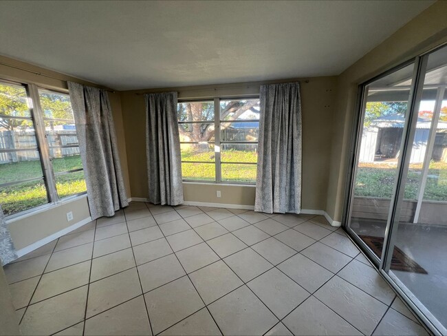 7539 Marechal Ave in Port Richey, FL - Foto de edificio - Building Photo