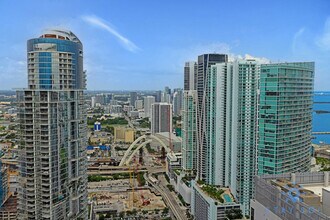 601 NE 1st Ave in Miami, FL - Foto de edificio - Building Photo
