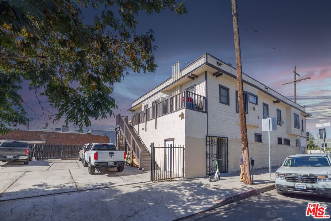 2972 W Pico Blvd-Unit -201 in Los Angeles, CA - Building Photo