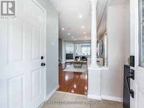 7 Dunlop Ct in Brampton, ON - Building Photo - Building Photo
