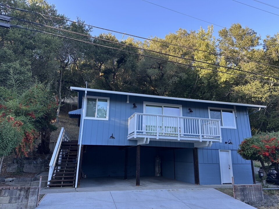 1743 S Fitch Mountain Rd in Healdsburg, CA - Building Photo