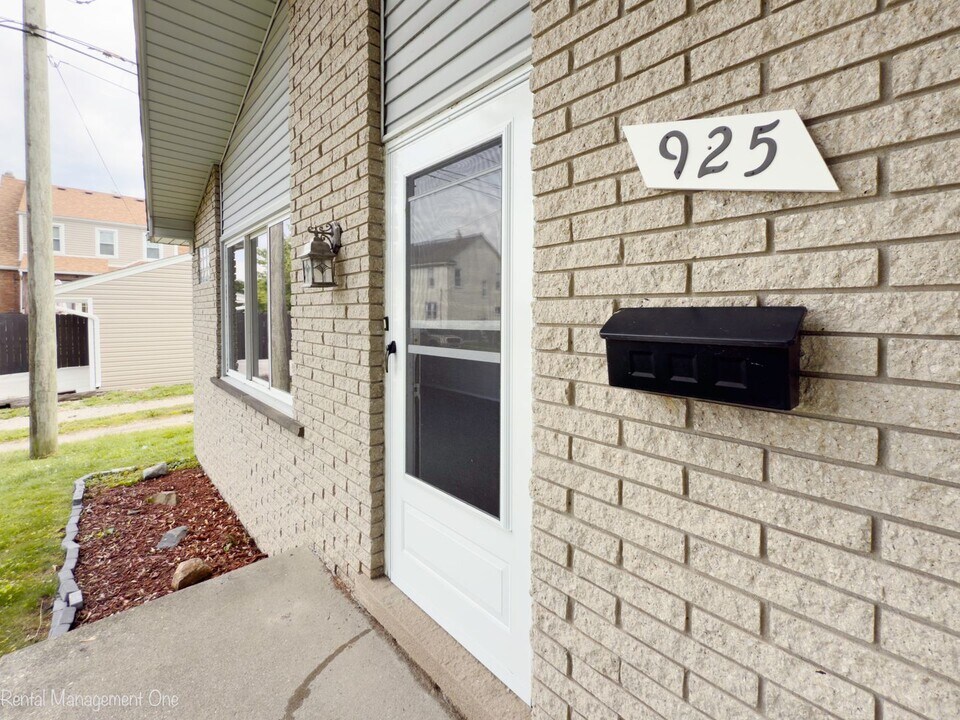 925 3rd St in Wyandotte, MI - Foto de edificio