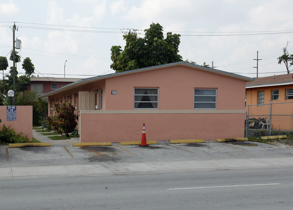 166 W 9th St in Hialeah, FL - Foto de edificio