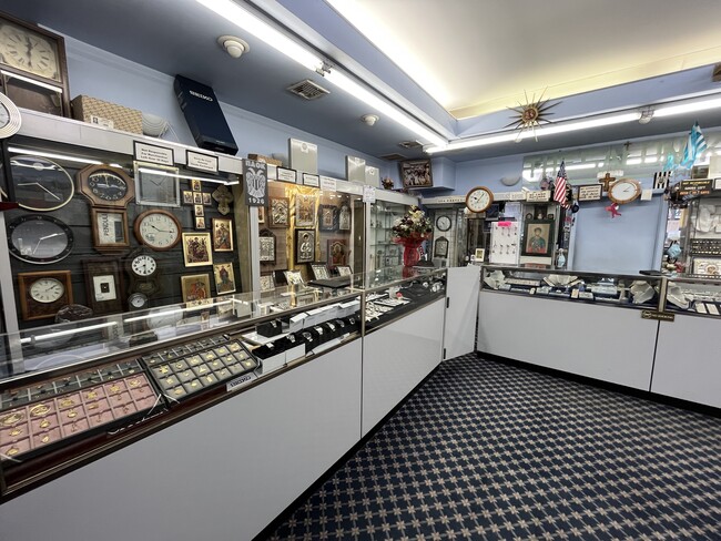 31-32 Ditmars Blvd in Astoria, NY - Building Photo - Interior Photo