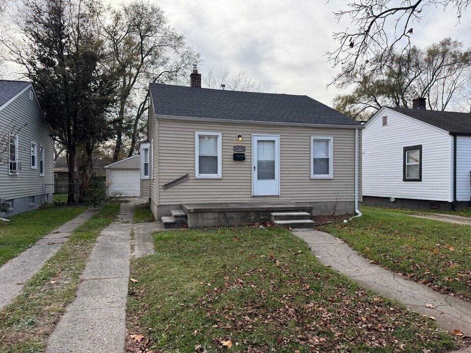 18792 Kenosha St in Harper Woods, MI - Building Photo