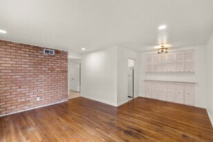 2229 Mimosa Dr, Unit 5 in Houston, TX - Building Photo