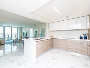300 Sunny Isles Blvd in Sunny Isles Beach, FL - Building Photo - Building Photo