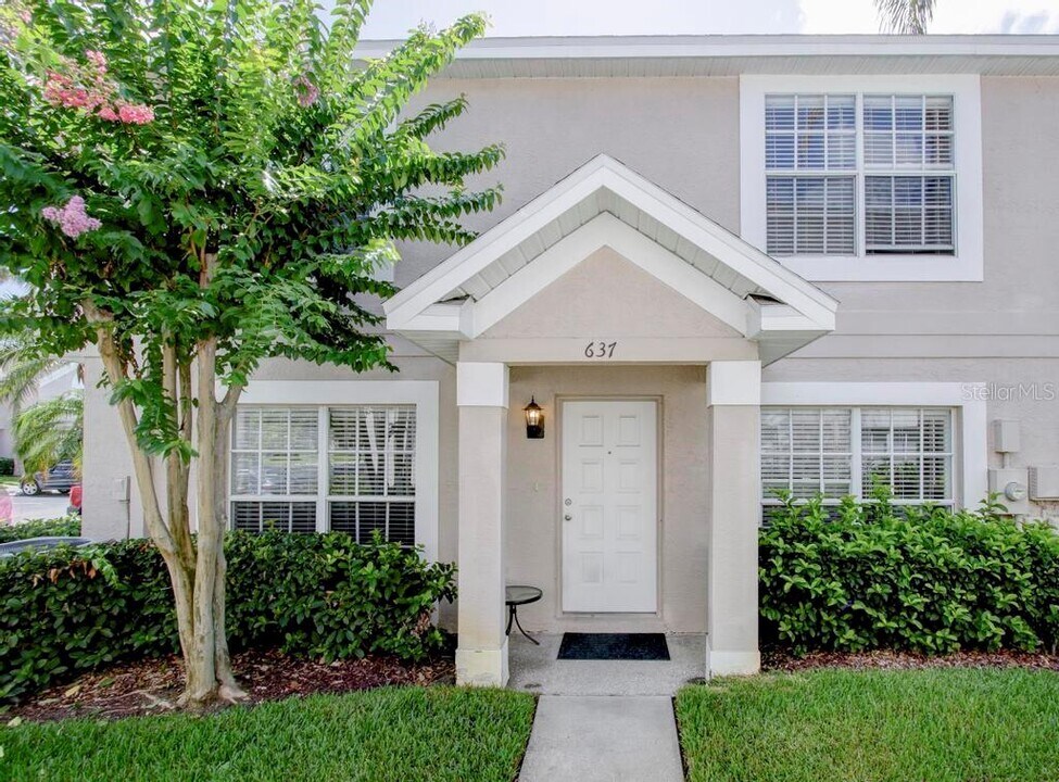 637 Kensington Lake Cir in Brandon, FL - Building Photo
