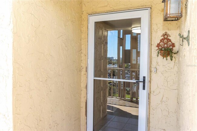 105 Island Way in Clearwater, FL - Foto de edificio - Building Photo