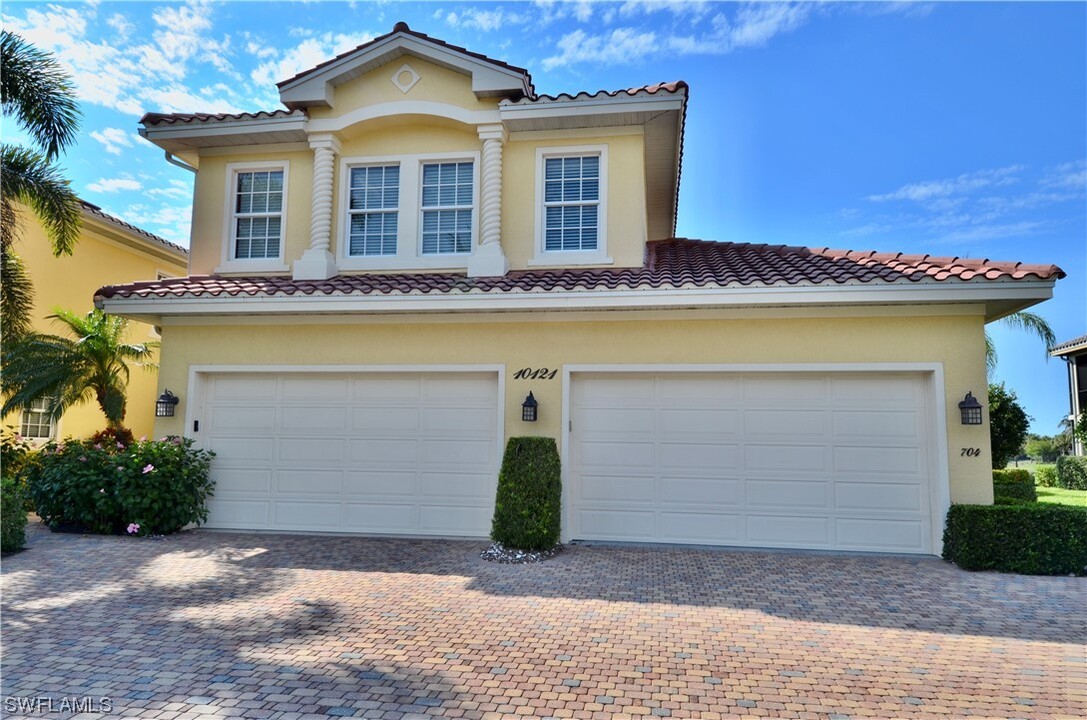 10121 Bellavista Cir in Miromar Lakes, FL - Foto de edificio