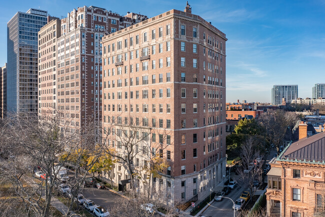 2450 N Lakeview Ave in Chicago, IL - Building Photo - Building Photo